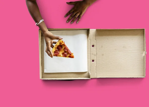 Femeie mână ţinând pizza — Fotografie, imagine de stoc