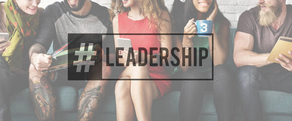 студенты сидят на диване и разговаривают
