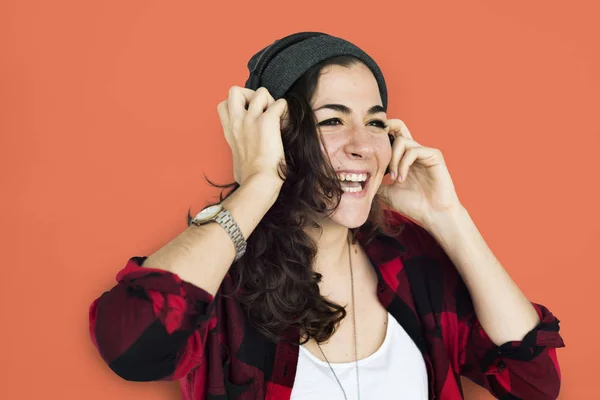 Mujer escuchando música —  Fotos de Stock