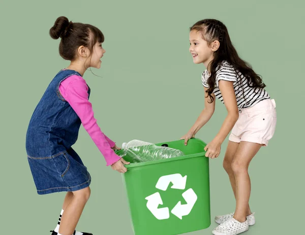 Two girls carrying recycling bin — Stock Photo, Image