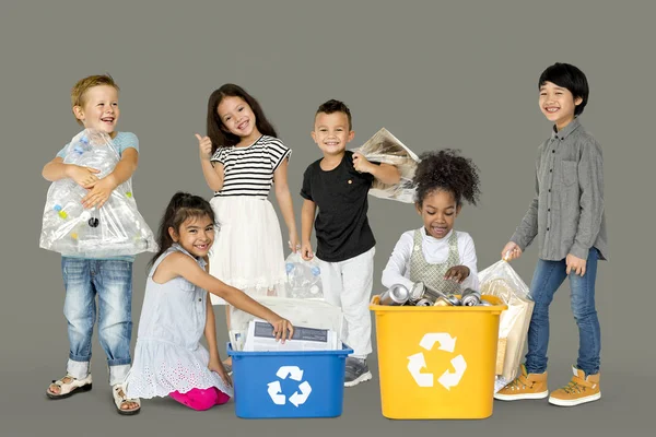 Crianças com resíduos para reciclagem — Fotografia de Stock