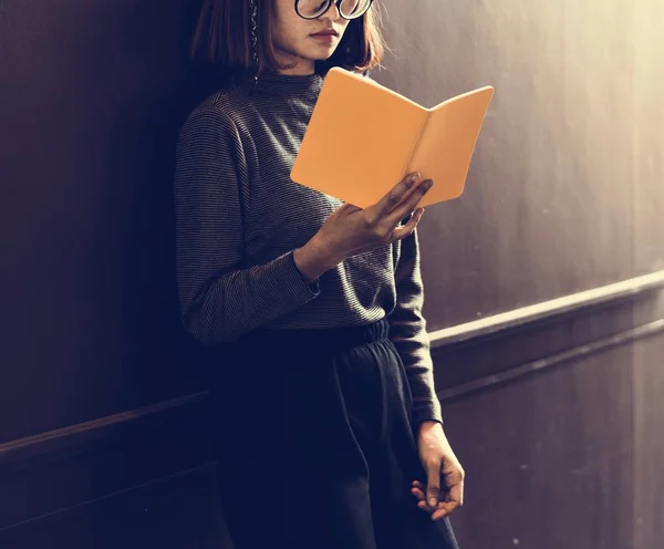 Kvinna läsning bok — Stockfoto