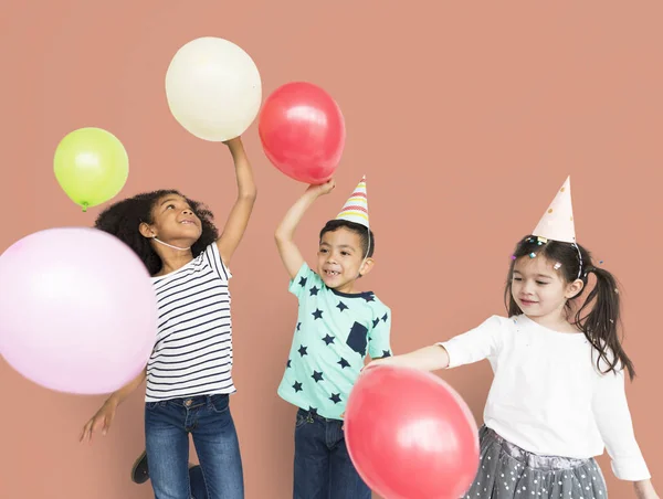 Děti hrají s balónky — Stock fotografie