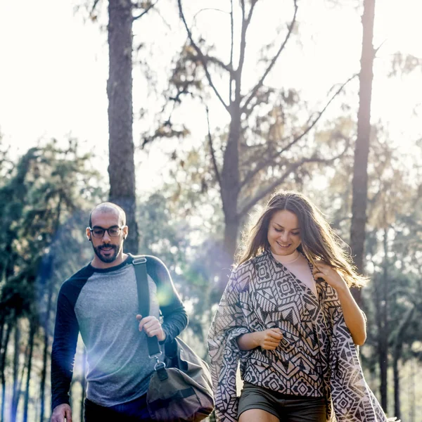 Homem e mulher caminhando na floresta — Fotografia de Stock