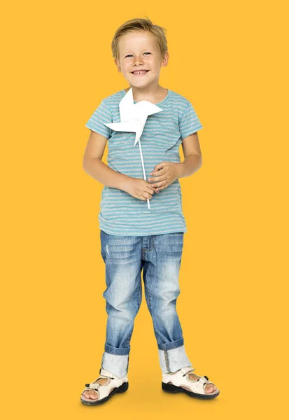 Menino com moinho de vento de brinquedo — Fotografia de Stock