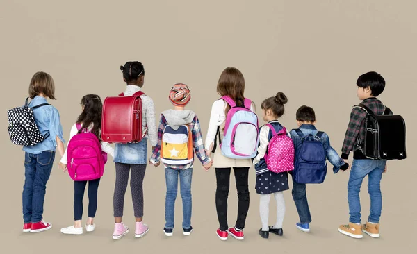 Schoolgaande kinderen staan in een rij — Stockfoto