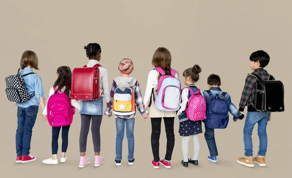 Bambini di scuola in piedi in fila — Foto Stock