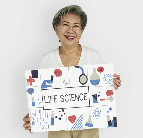 Старшая азиатка держит плакат — стоковое фото