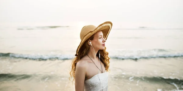 Mujer en sombrero de paja en la playa —  Fotos de Stock