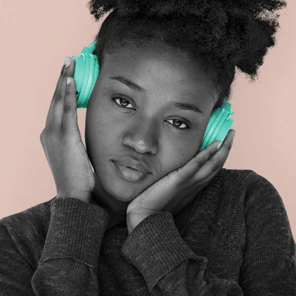 Kobieta listining muzyki w słuchawkach — Zdjęcie stockowe