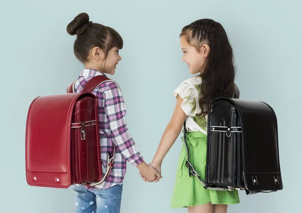 Duas meninas da escola com mochilas — Fotografia de Stock