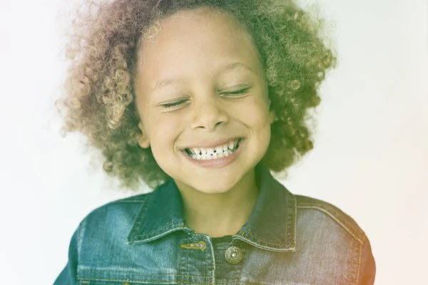 Lächelnder afrikanischer amerikanischer Junge — Stockfoto
