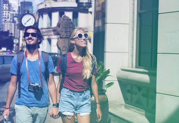 Happy couple in love traveling — Stock Photo, Image