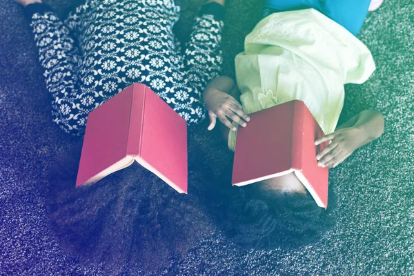 Sestry si odpočinout od čtení knih — Stock fotografie