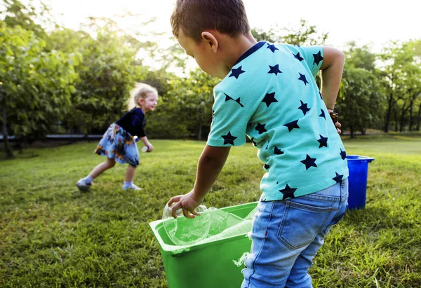 Crianças separando lixo para reciclar — Fotografia de Stock