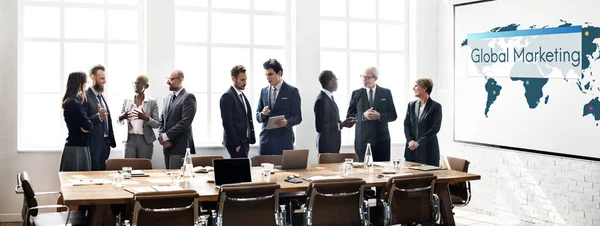Uomini d'affari in sala riunioni — Foto Stock