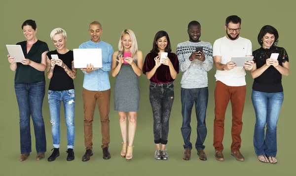 Diversidade de pessoas com gadgets digitais — Fotografia de Stock