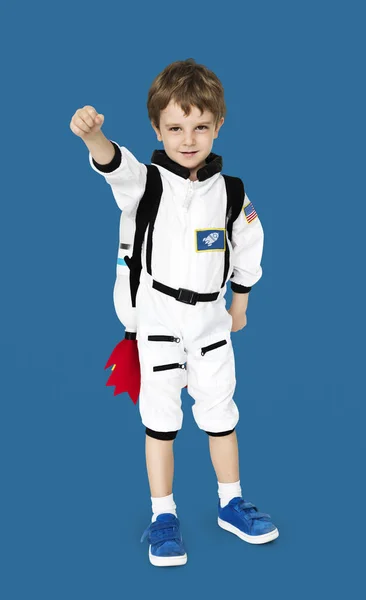 Хлопчик в костюмі космонавта з реактивним пакетом — стокове фото