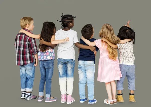 Τα παιδιά στέκονται μαζί και να αγκαλιάζει — Φωτογραφία Αρχείου