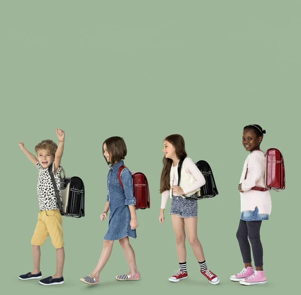 Różnorodność dzieci chodzenie do szkoły — Zdjęcie stockowe