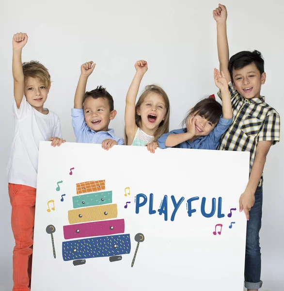 Niños sosteniendo pancarta —  Fotos de Stock