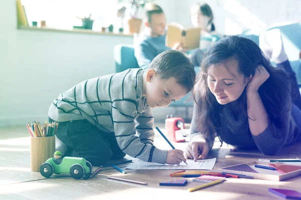 Familj spendera tid tillsammans — Stockfoto