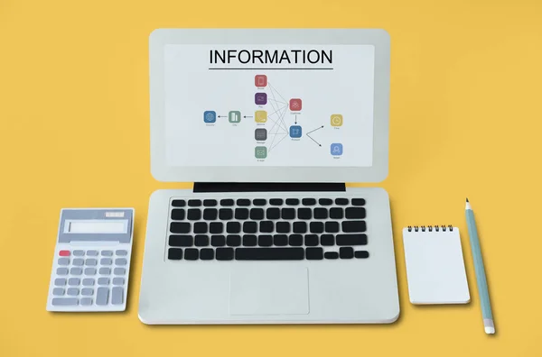 Laptop met informatie — Stockfoto