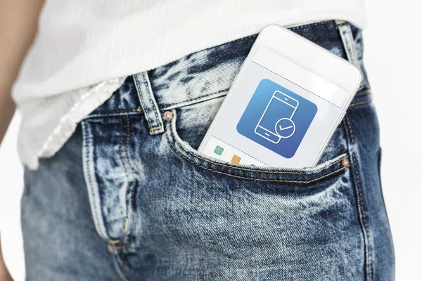 Smartphone in tasca di jeans femminili — Foto Stock