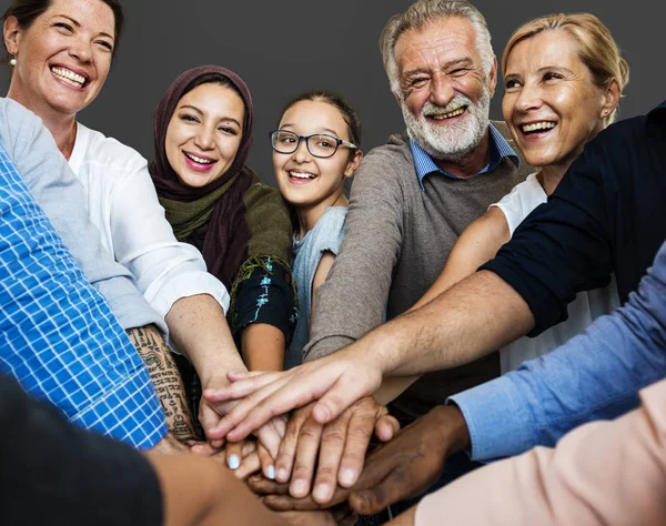 Diverso grupo de personas juntas — Foto de Stock