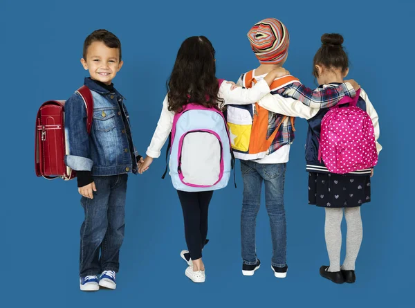 Děti nosí batohy — Stock fotografie