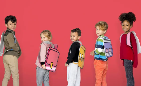 Escuela Amigos con papel Mochilas — Foto de Stock