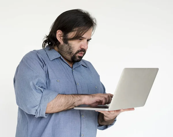 Homem barbudo segurando laptop — Fotografia de Stock