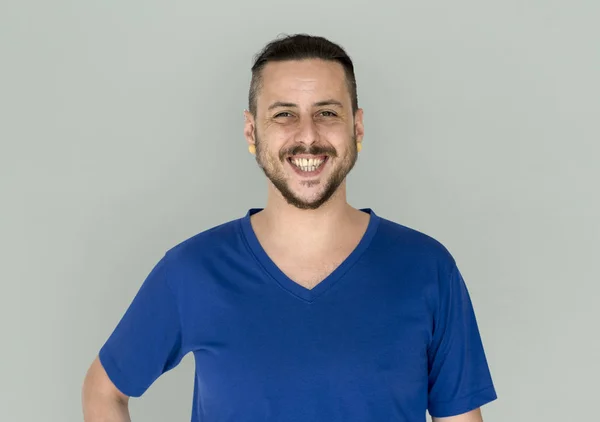 Jovem sorrindo homem olhando para a câmera — Fotografia de Stock