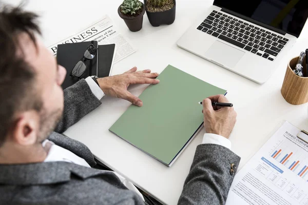 Homme écrivant des notes sur papier — Photo