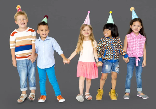 Barnen i partyhattar — Stockfoto