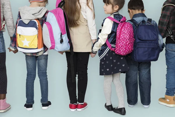 Dzieci stojąc z plecaki — Zdjęcie stockowe