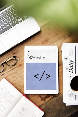 Dizüstü bilgisayar ve dijital tablet tablo üzerinde