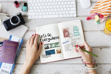 kadın not defterinde yazılı