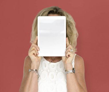 Dijital tablet tutan kadın 