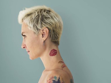 çıplak göğüslü sarışın kadın