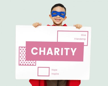 kostüm süper kahraman çocukta afişini tutar 