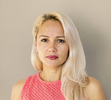 ciddi sarışın kadın