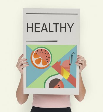 Kadın afişini tutar