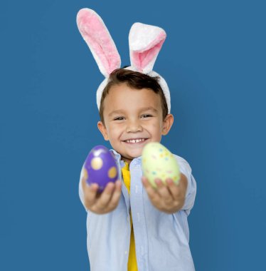 Paskalya yumurtaları ile boy gülümseyerek