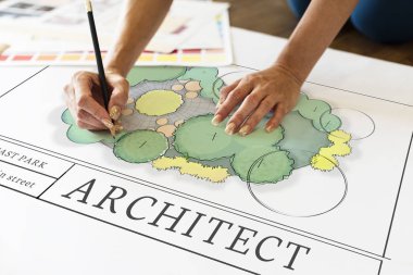 Kağıt afiş üzerinde yazma eller