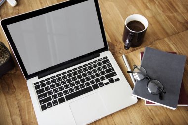 Açık tablo üstünde laptop 