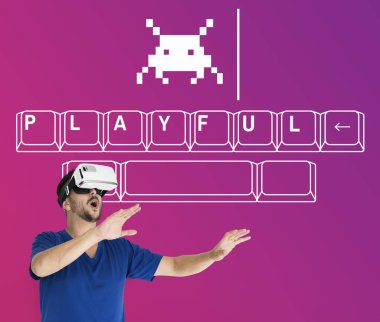 Adam visualiaing gerçeklik Gadget'ı kullanma 
