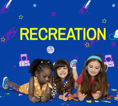 çok ırklı kızlar birlikte eğitim