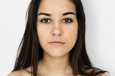  Kadın sakin yüz ve çıplak omuzları ile