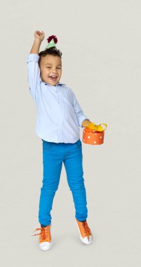 hediye kutusu ile doğum günü şapkalı çocuk